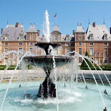 Idéalement Situé Le Les Locations Isahora Sont Aussi à 2 Pas Du Château D'eu, Des Falaises Du Tréport, De Mers Les Bains Et Aux Portes De La Baie De Somme Eu (Sena Marítimo)