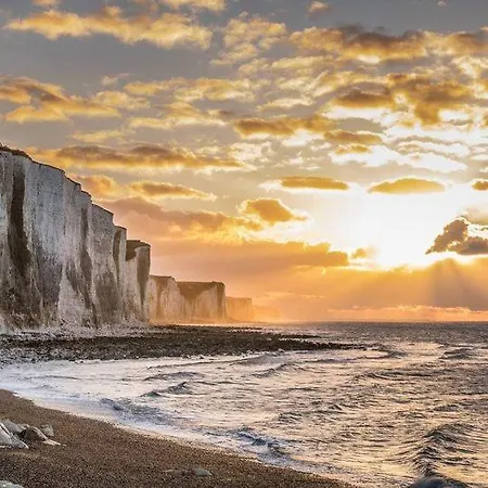 Idéalement Situé Le Les Locations Isahora Sont Aussi à 2 Pas Du Château D'eu, Des Falaises Du Tréport, De Mers Les Bains Et Aux Portes De La Baie De Somme *