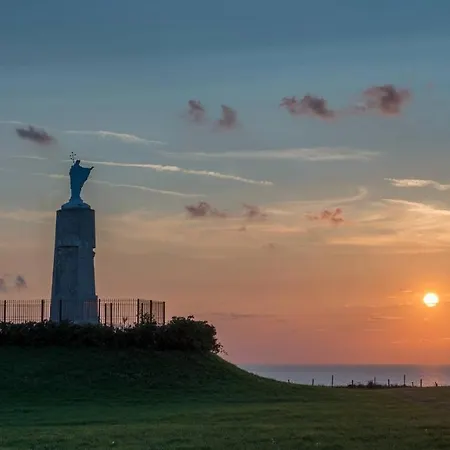 Idéalement Situé Le Les Locations Isahora Sont Aussi à 2 Pas Du Château D'eu, Des Falaises Du Tréport, De Mers Les Bains Et Aux Portes De La Baie De Somme Apartamento